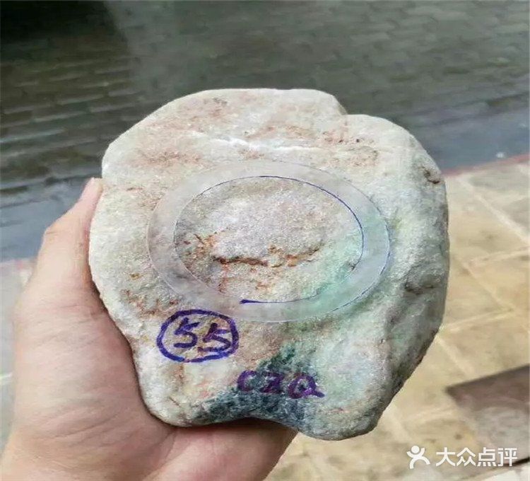 小伙子今年玩翡翠原石最牛，就一块木那原石一条手镯价值200万