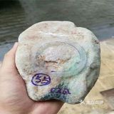 小伙子今年玩翡翠原石最牛，就一块木那原石一条手镯价值200万