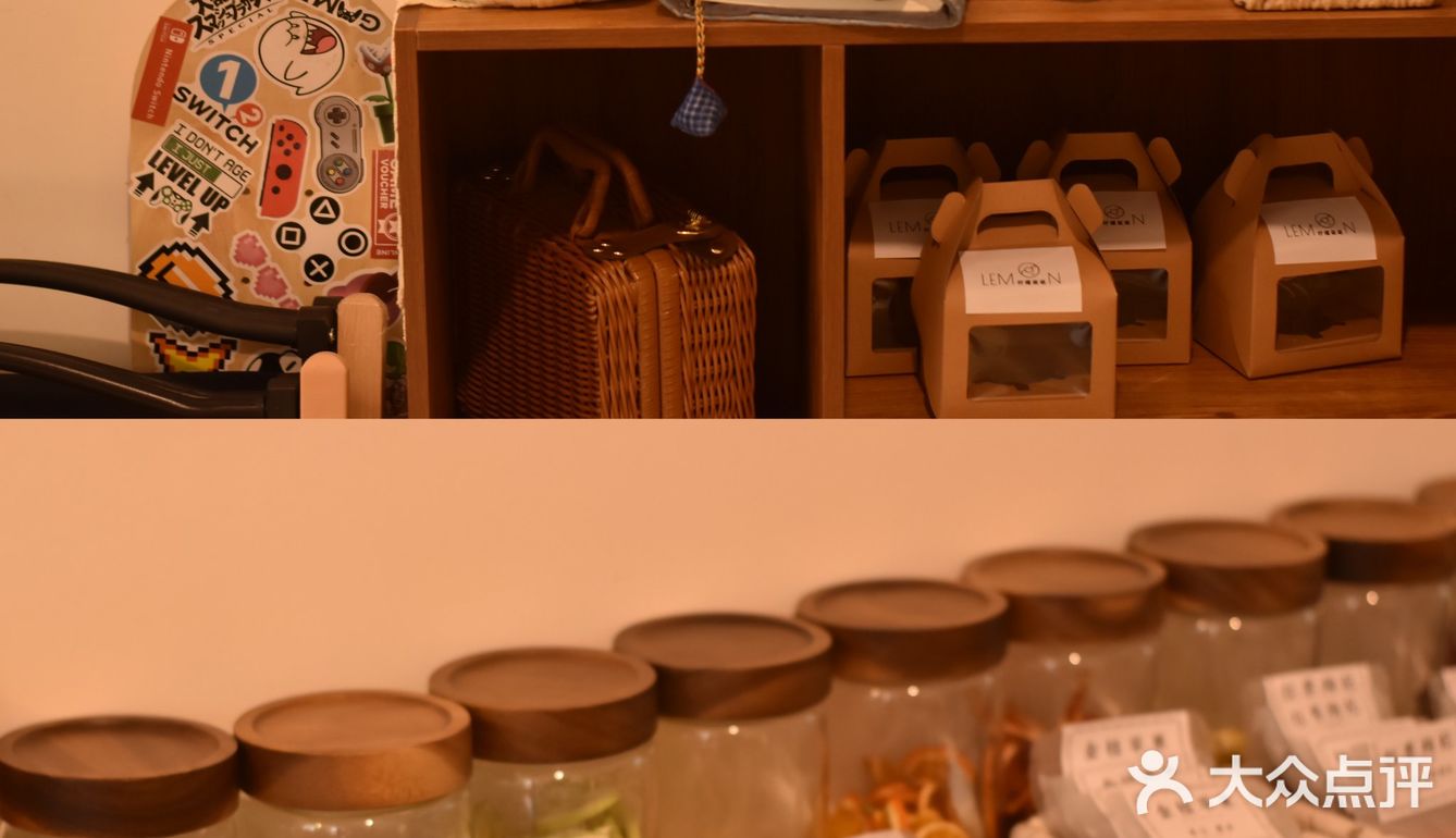 家楼下的提拉米苏店，躺起晒太阳