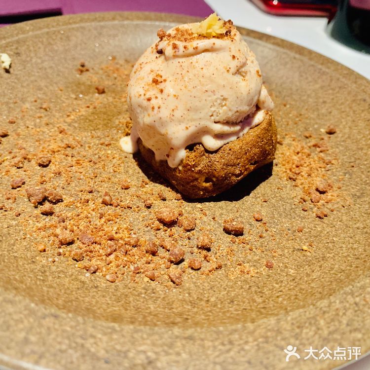 使劲凹造型拍视频，好看极了 然后是菜品