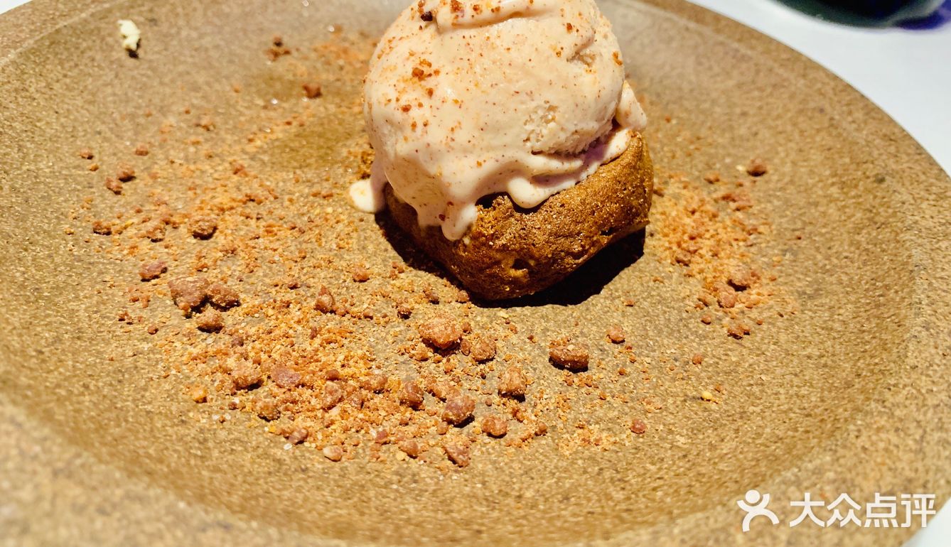 使劲凹造型拍视频，好看极了 然后是菜品