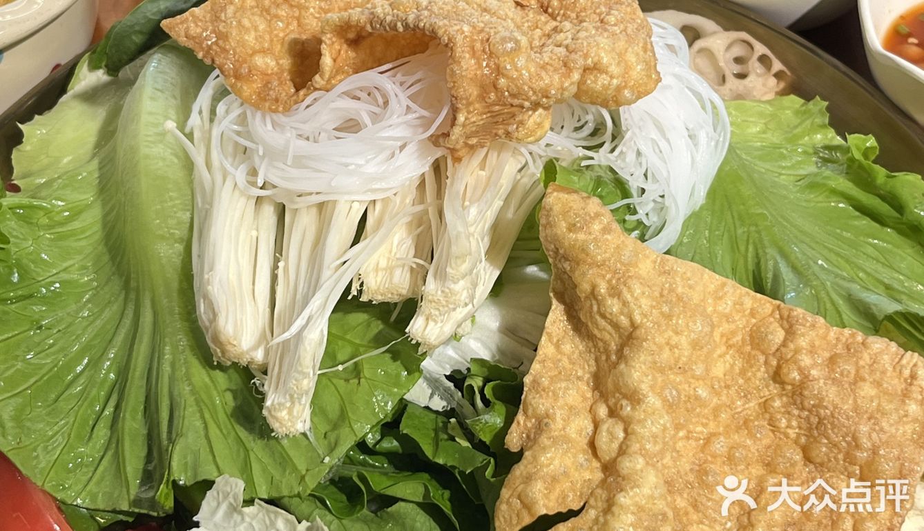 云南人自己喜欢得酸汤火锅，斗南附近最具特色得