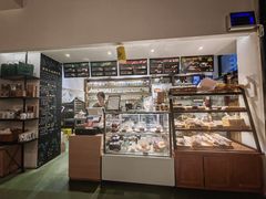 面包甜点陈列柜-房角石咖啡与书(吉大南校店)