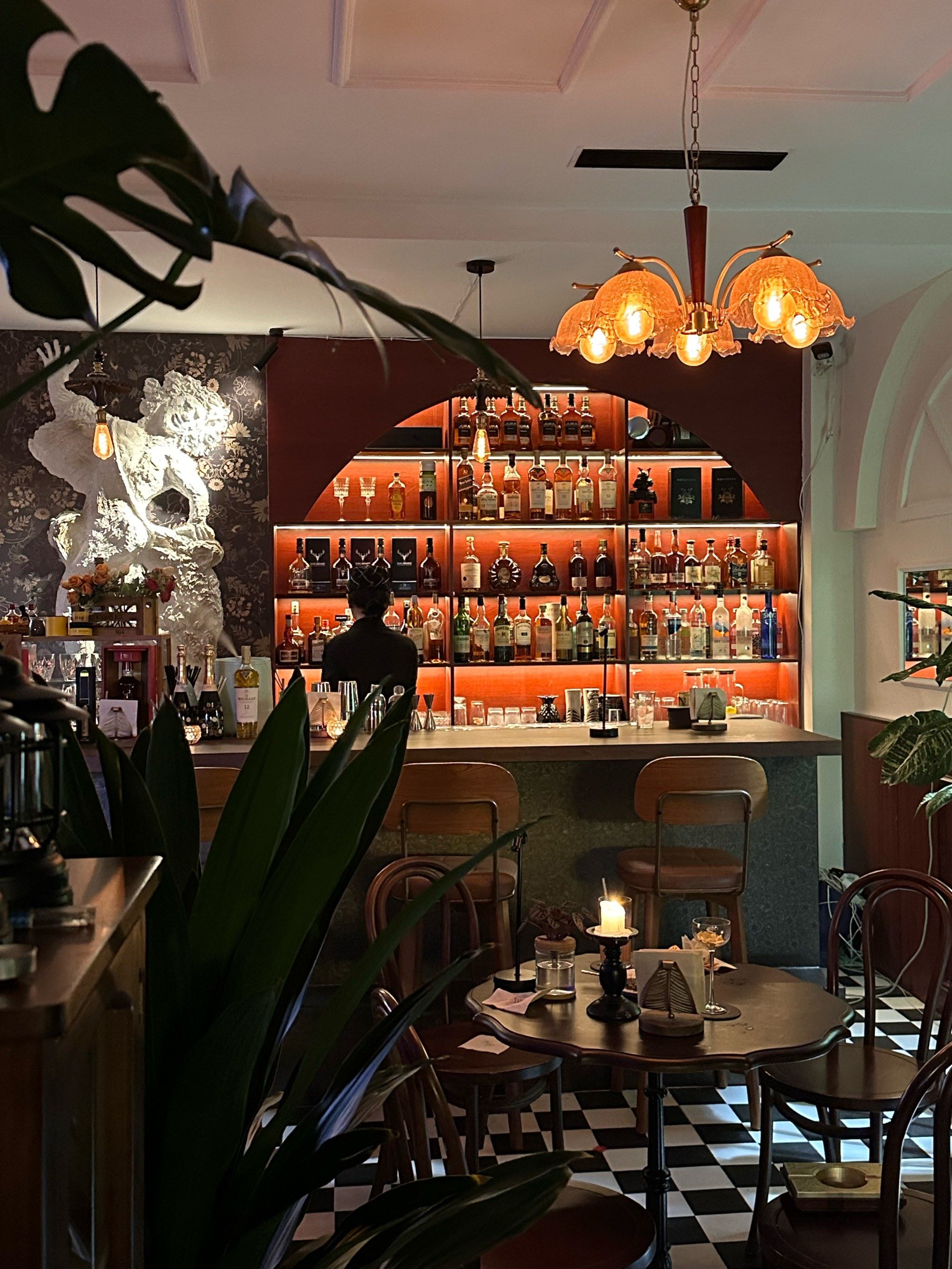 一个人的复古酒馆时光