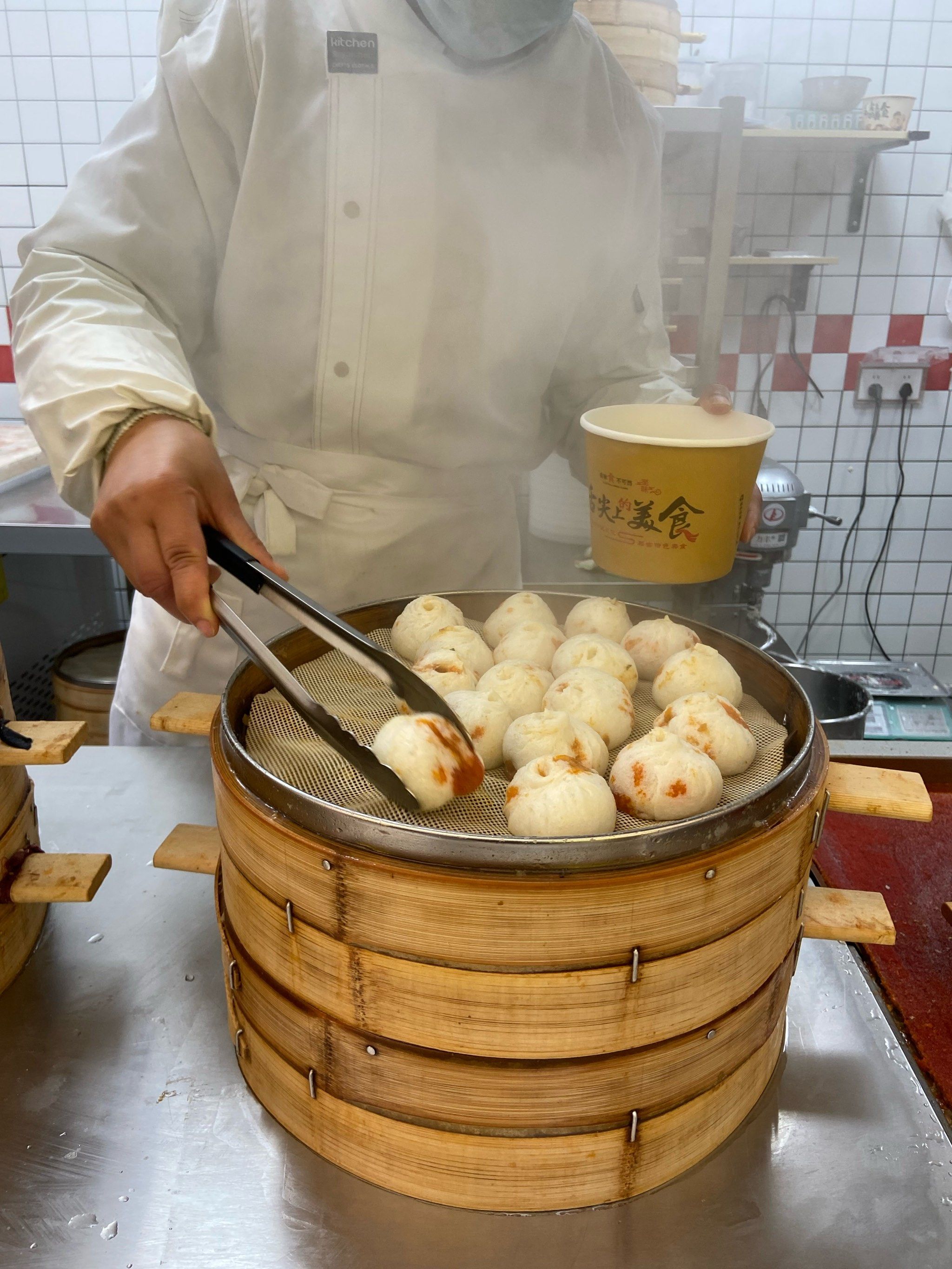 n他们家主营「红油牛肉小笼包」「猪肉一笼」招牌上写着:宜昌烹饪