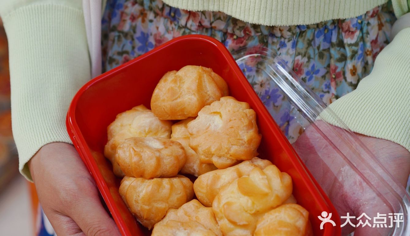 读酥世家绿豆冰糕与东方明珠合影，实在太好看啦[胜利]
