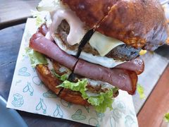 双蛋指椒牛肉汉堡-魏斯理汉堡(西安沣东吾悦店)