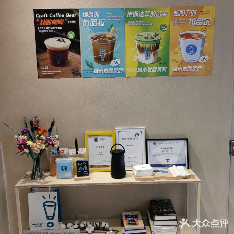 店面不大。门口的椅子去的时候有人坐啦，很适合拍照…