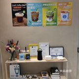 店面不大。门口的椅子去的时候有人坐啦，很适合拍照…