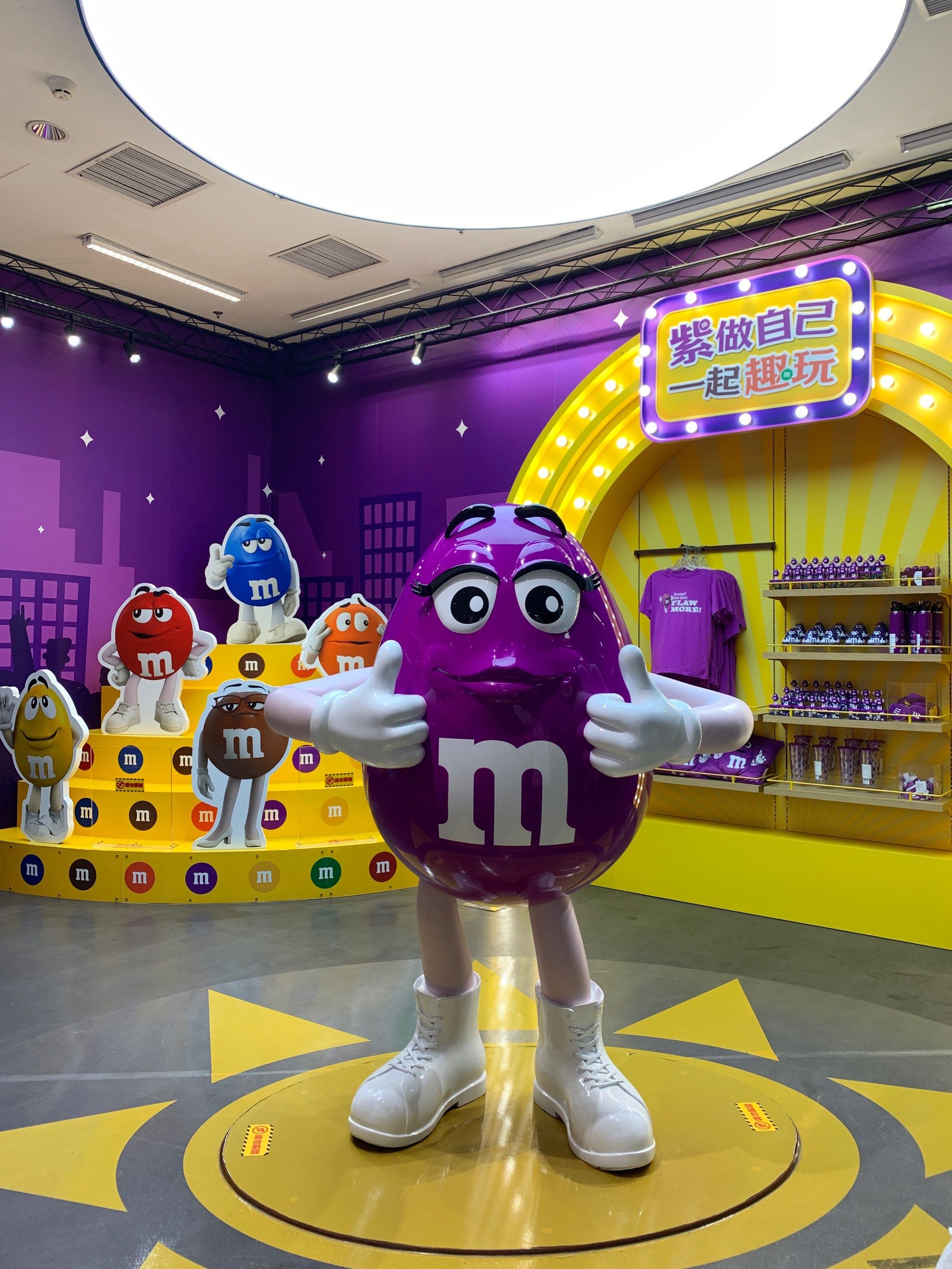 小时候一直会吃mm巧克力豆彩色的,南京东路上的「m豆巧克力世界(上海