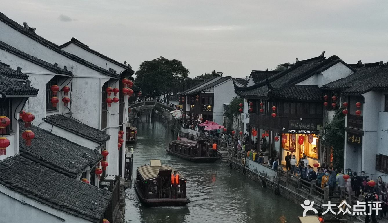夜景很漂亮。老街都是生活在这边居民居住的地方