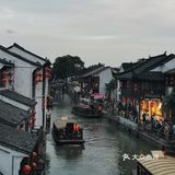 夜景很漂亮。老街都是生活在这边居民居住的地方