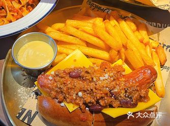 大阪烧20块钱不到，很顶饱。炸鸡刚出炉好好吃，特别香