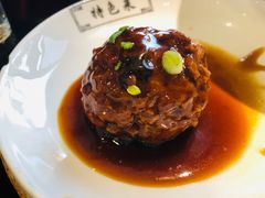 鸭蛋黄狮子头-梅飞酒家(名辉豪庭店)