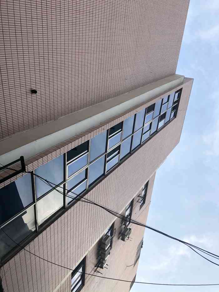 中福商务楼-"非常陈旧的一幢老式商务楼,一进大门就有一.