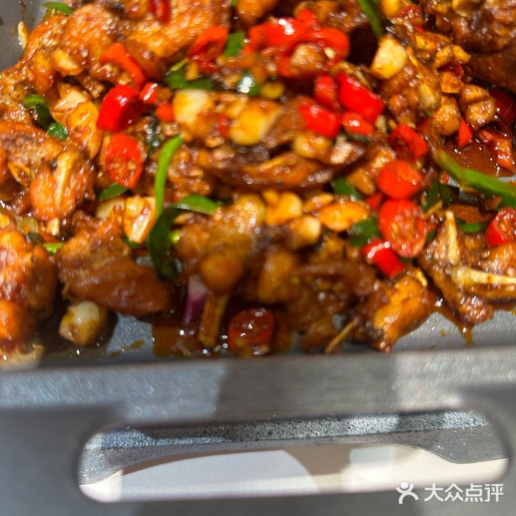 楠城湘餐厅以地道湘菜闻名，辣味层次分明，食材新鲜分量足