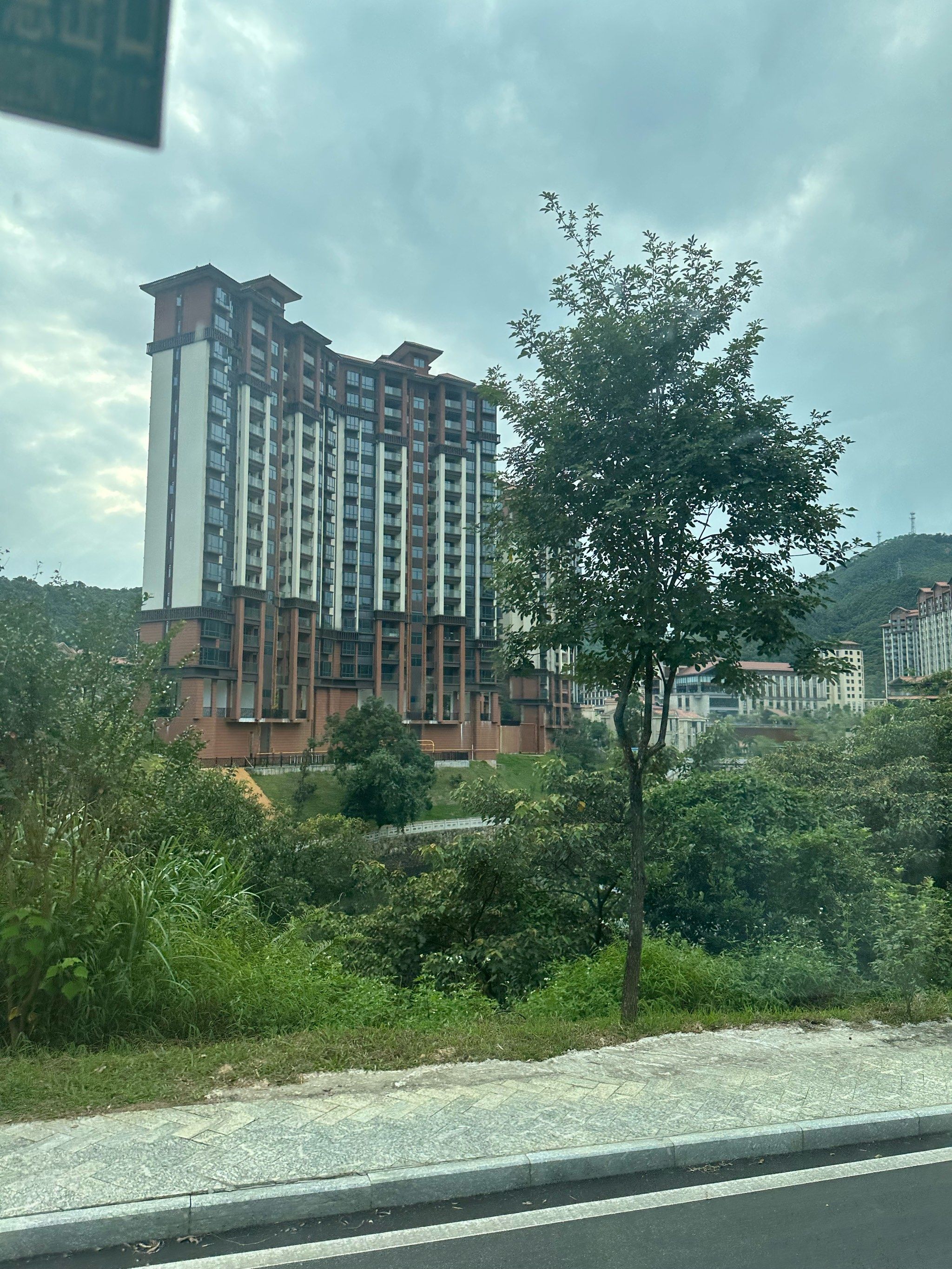 和家人來了惠州南崑山慕思嘉華酒店度假,酒店周邊環境舒適,令人放鬆
