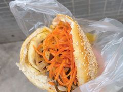 饼夹花干菜-三兄弟高炉烧饼