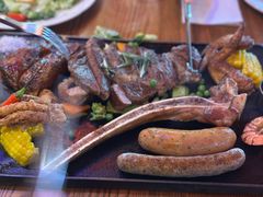 长柄战斧牛排海陆拼盘-1886德国汽车餐厅(外滩中央店)
