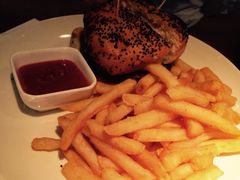 牛肉汉堡&nbsp;全熟-Shanghai Brew House上海啤酒工坊(老外街店)