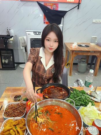哇偶!!贵州蹄膀火锅!看着都流口水啦