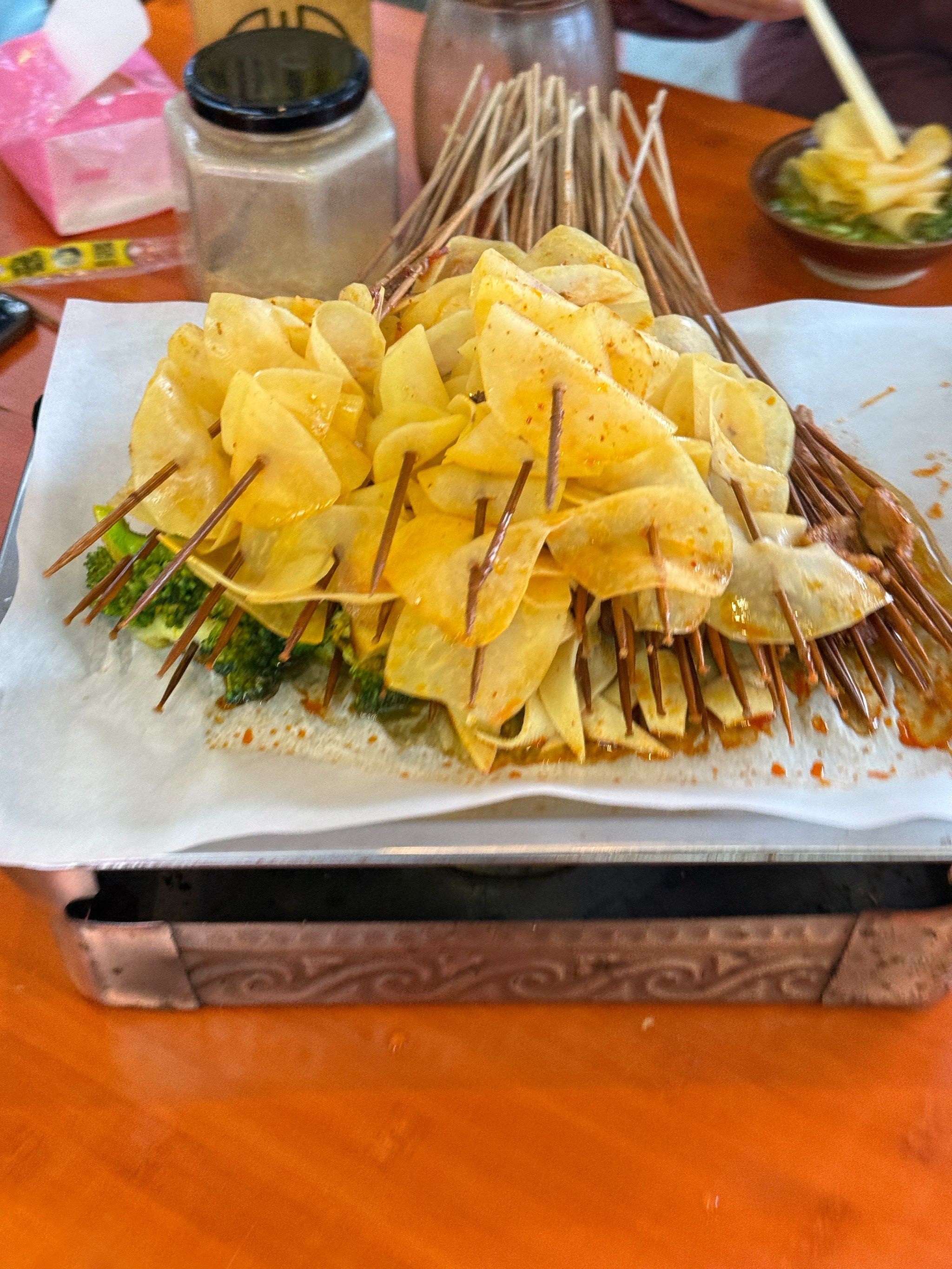 麻辣烫的形式,在红汤里汆一道,蛮薄的