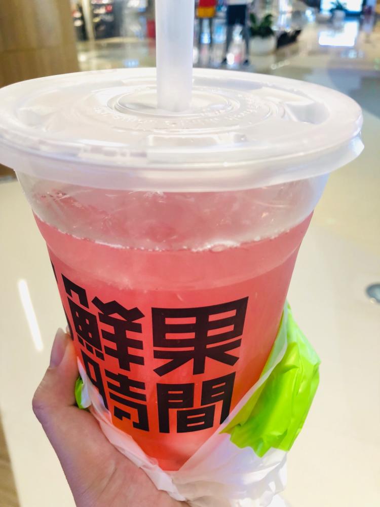 突然口渴了 就跑到楼上便宜大碗的鲜果时间 点了一杯超大杯的喝的