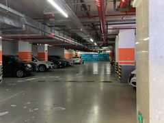 -绿地缤纷城-停车场