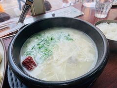 牛膝骨雪浓汤-神仙雪浓汤(明洞店)