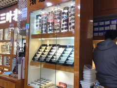-三叶眼镜城批发市场(上海火车站店)
