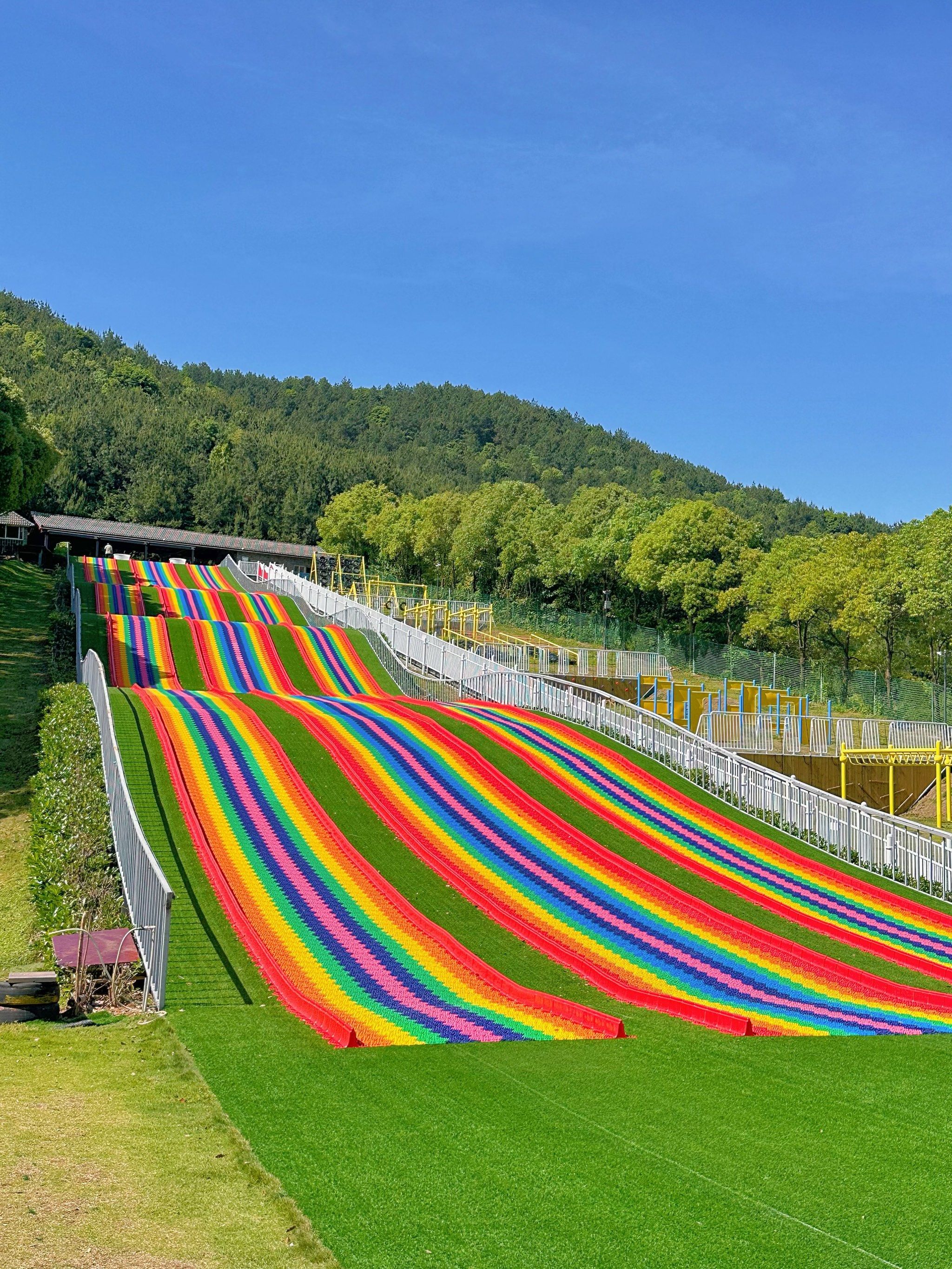 九龙湖开了一家梦幻乐园,
乐园群山环绕旁边就是九龙湖