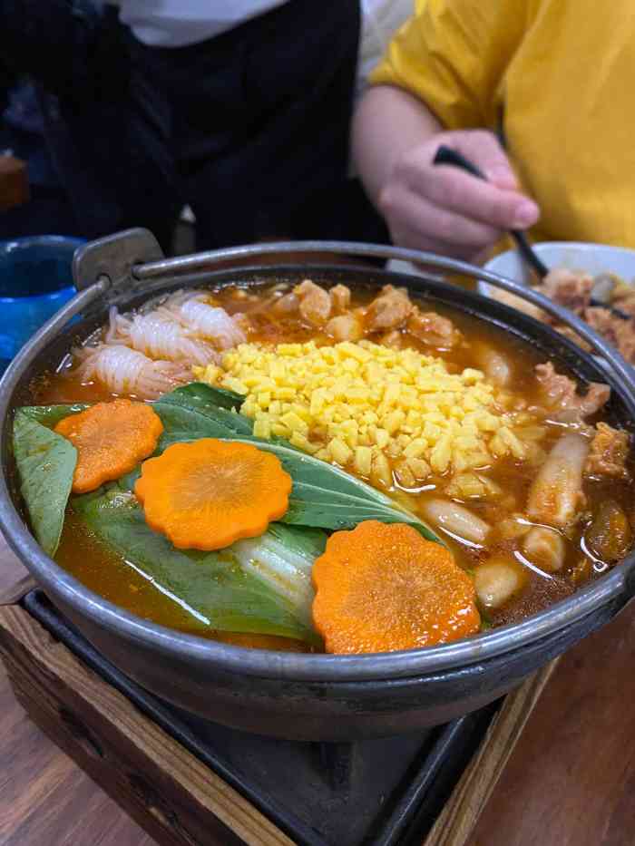 铃木食堂(杨梅竹店"在前门杨梅竹斜街胡同进去南侧,装修老房子.