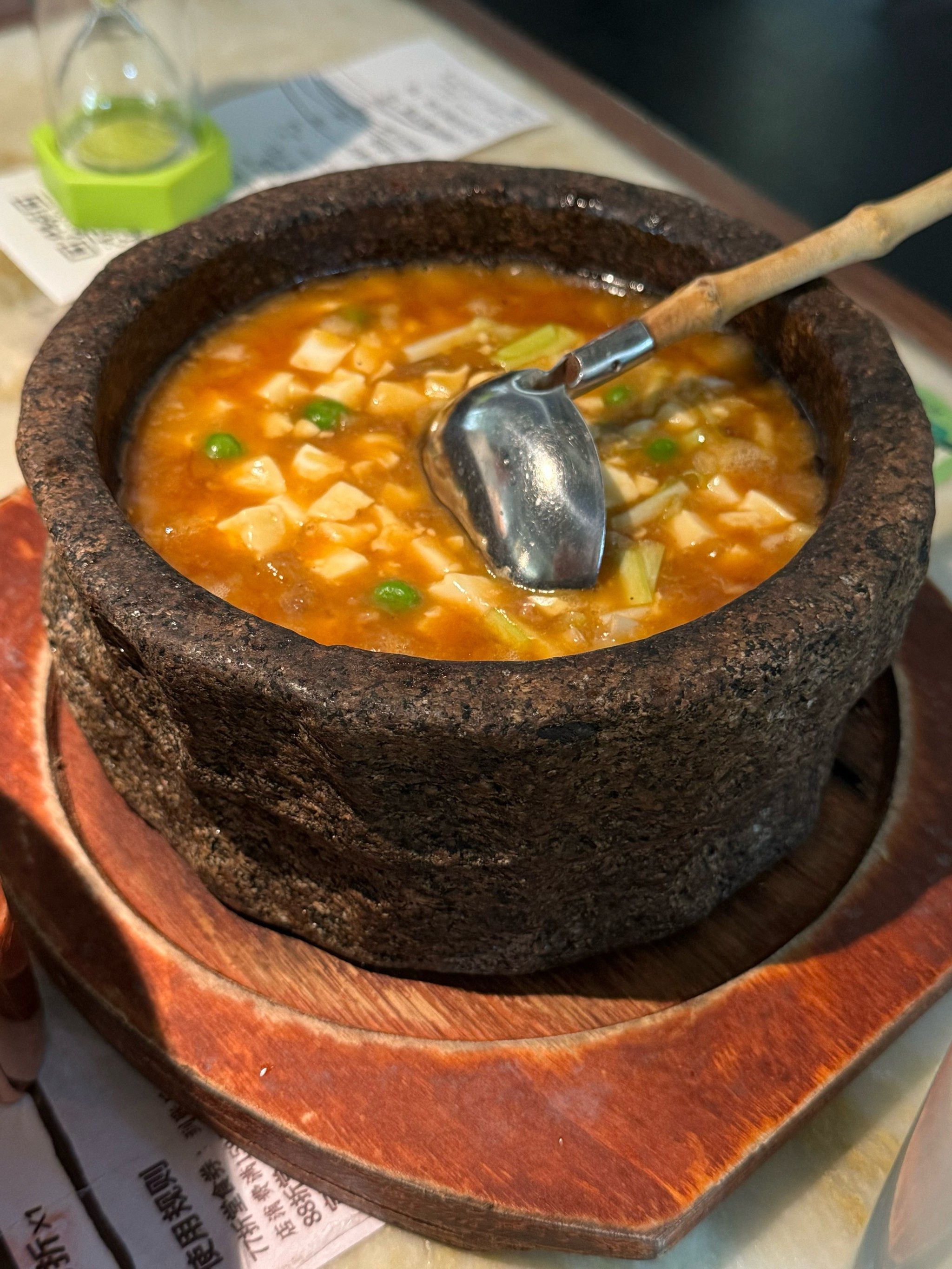 推荐石锅鸡汤豆腐,因为它不仅味道鲜美,而