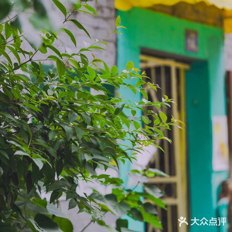 热闹的江汉路步行街背面，一墙之隔的上海村旧址 