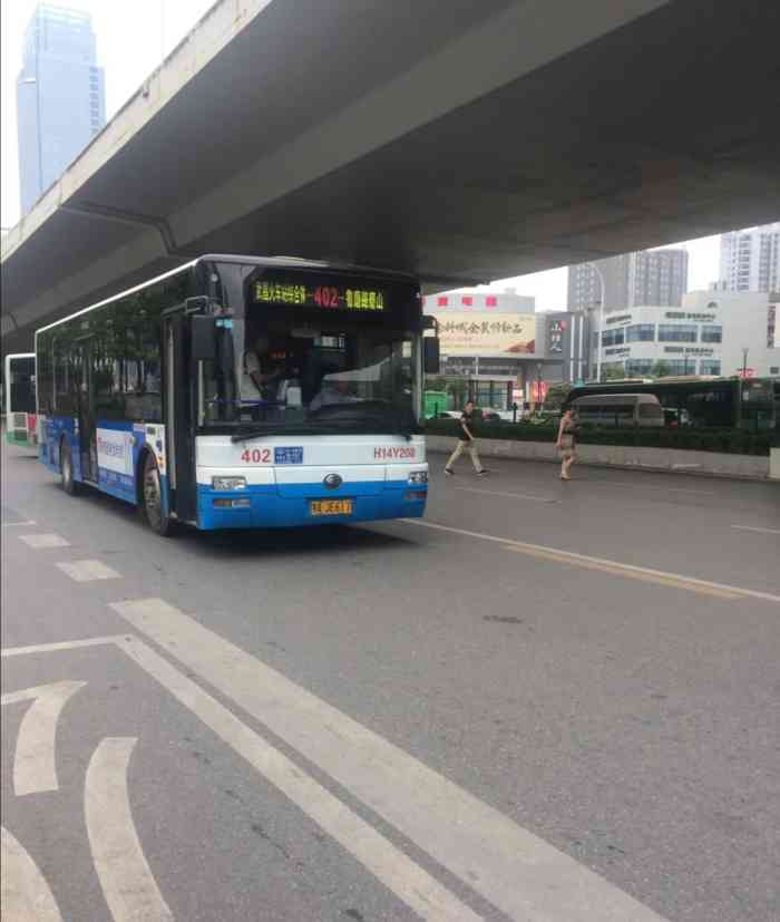 公交车(402路)(公交站)-"每天坐车每天见!因为是火车站的缘故吧.