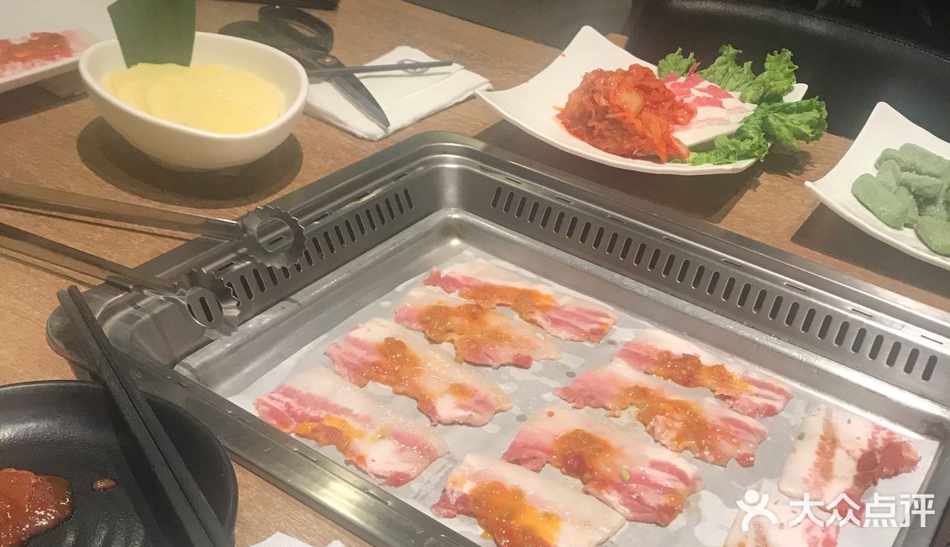 堂食只能2人并排坐，每桌还要间隔一米