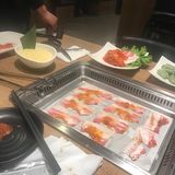 堂食只能2人并排坐，每桌还要间隔一米