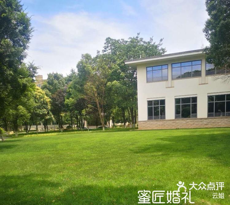 场地大盘点～蓉园8号楼户外 优势:火车站旁,在公园式酒店蓉园宾馆内