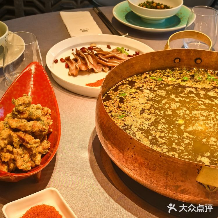 这家鱼火锅，一吃难忘！锅底麻辣浓郁，香气扑鼻