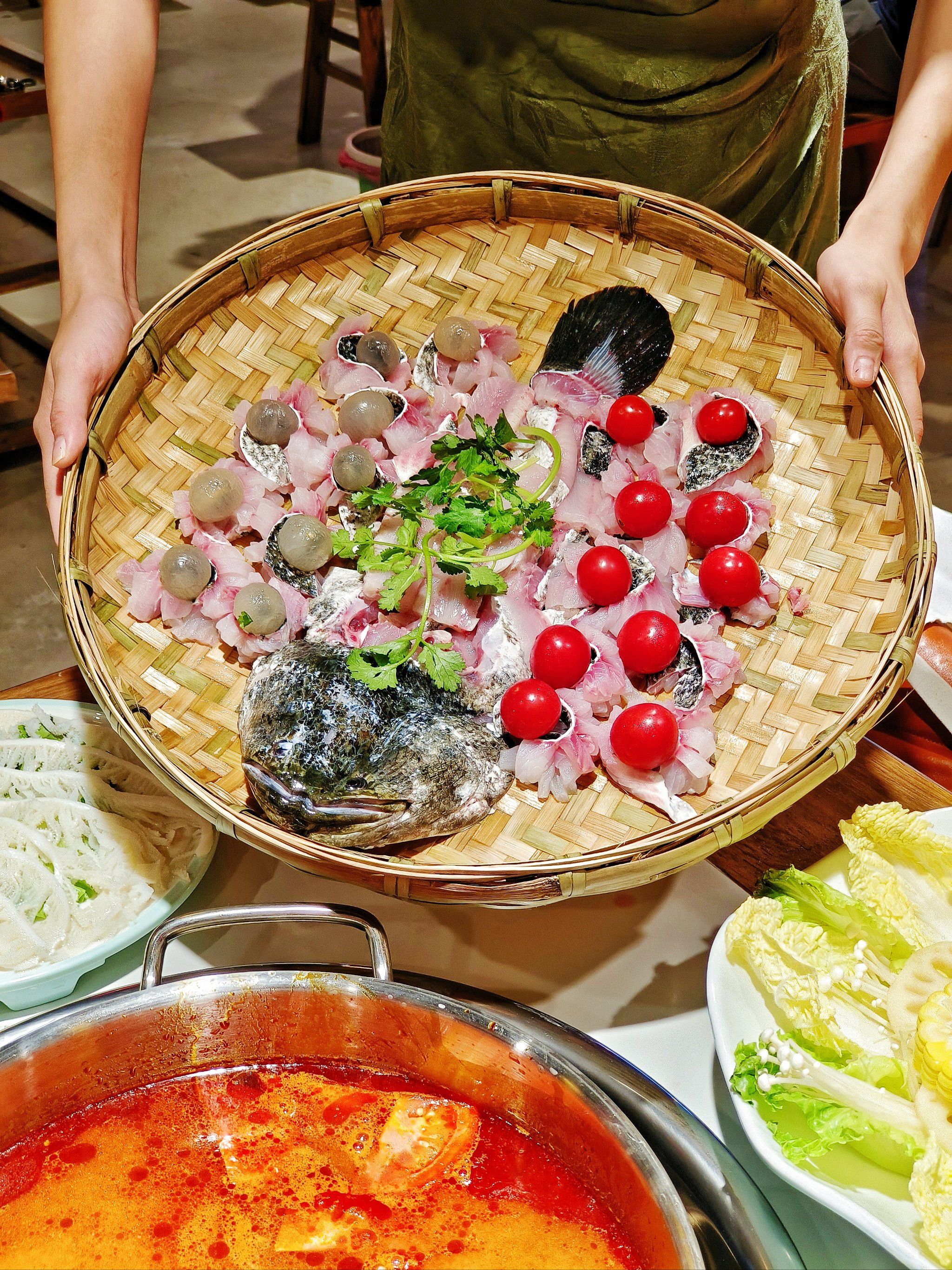 这里的鱼是吃水果长大的吗