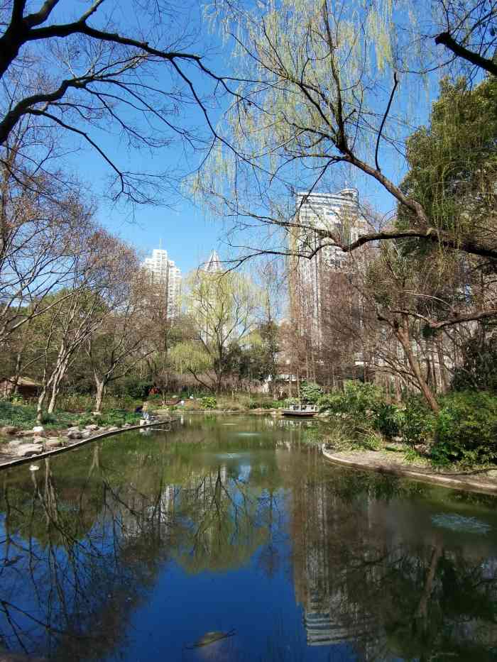 广场公园-"风和日丽的日子,来到延中绿地广场公园,这.