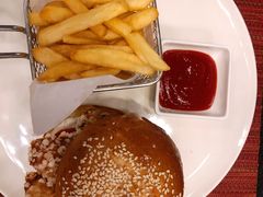 鸡排汉堡配香脆薯条-WOLFGANG PUCK KITCHEN & BAR(迪士尼小镇店)