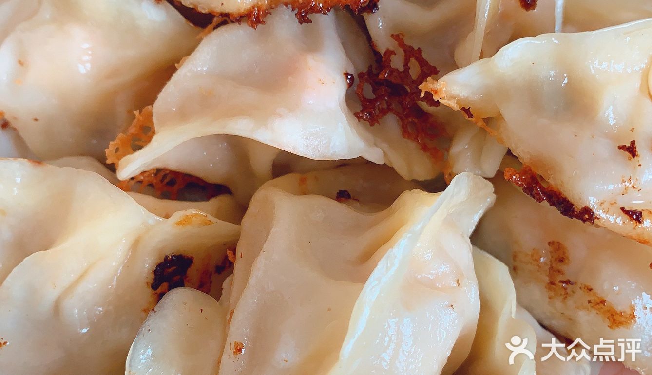 面包、锅贴、炉包、拔丝地瓜等等美食，每天都有好吃的