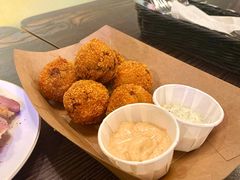 炸手撕猪肉球-瑞食酒馆 La Taverne Suisse
