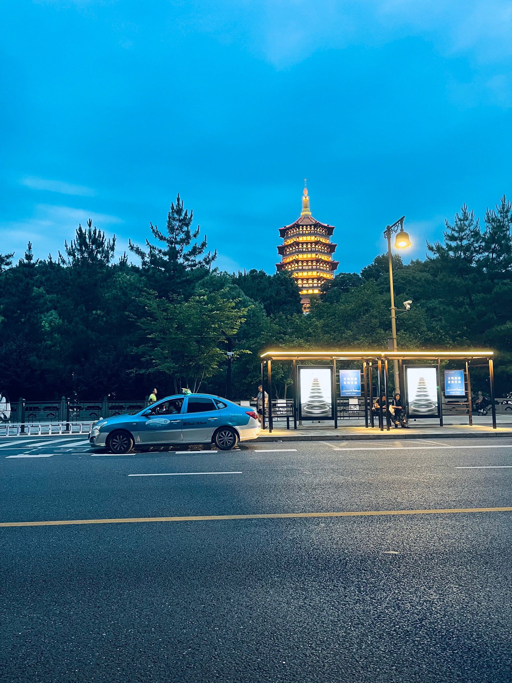 夜晚的雷峰塔