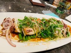 高温沸腾葱丝酱油灼爽脆红鱿-港丽餐厅(高德置地店)