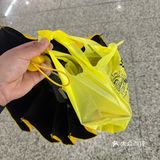地铁里的周黑鸭