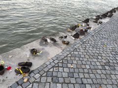 -多瑙河畔鞋履雕塑