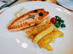 扒三文鱼排配香煎土豆角-老井俄式餐厅