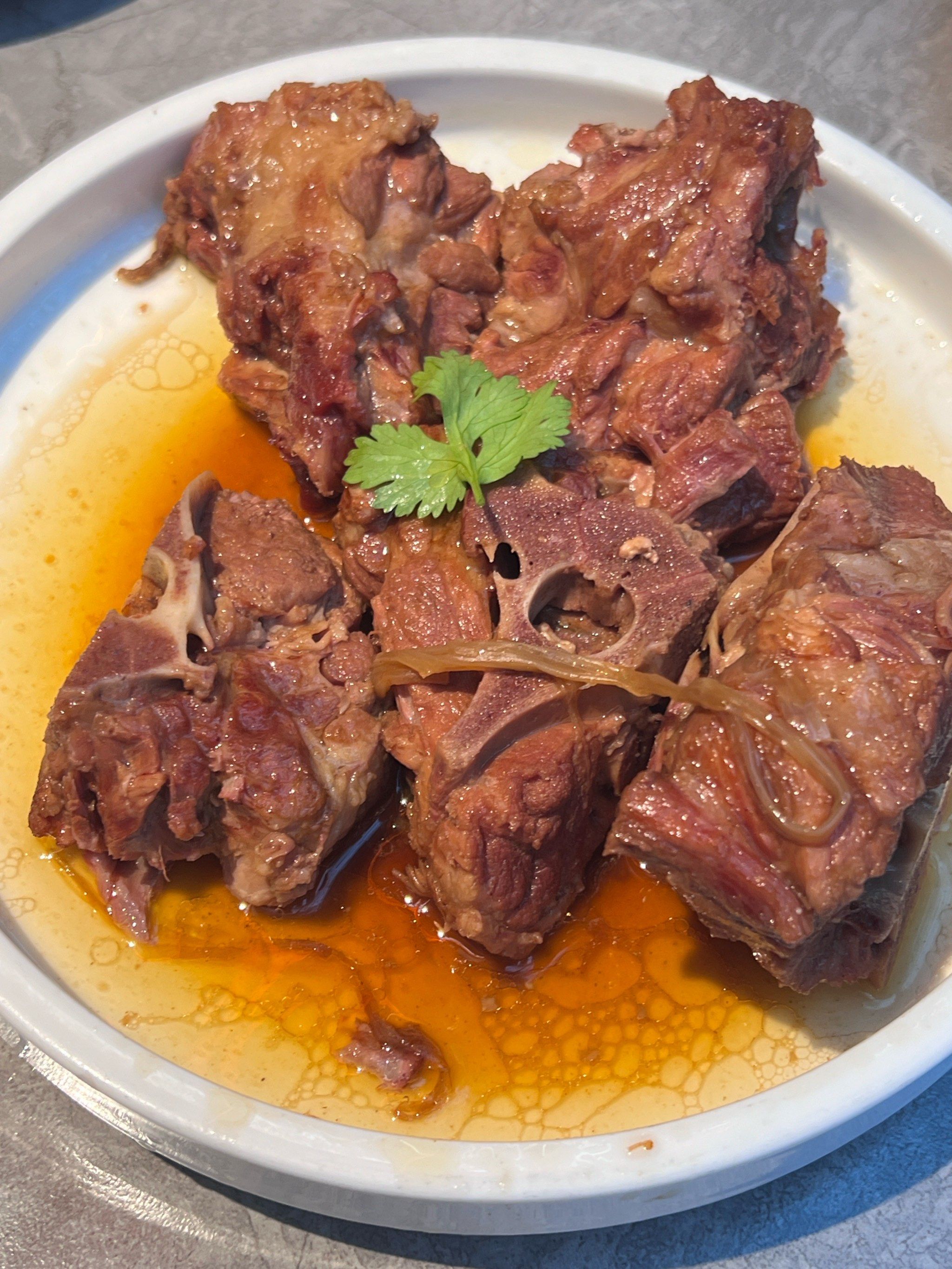 
味道浓郁,肉质软烂,啃起来很过瘾